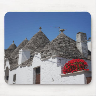 Mousepad Flores do gerânio e casas do trulli em Alberobell