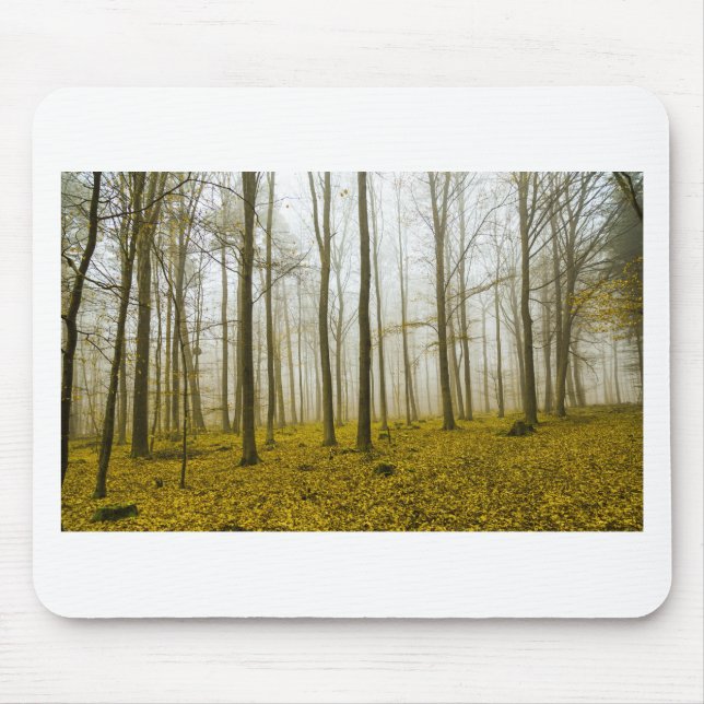 Mousepad Floresta de fantasia com névoa e folhas amarelas (Frente)