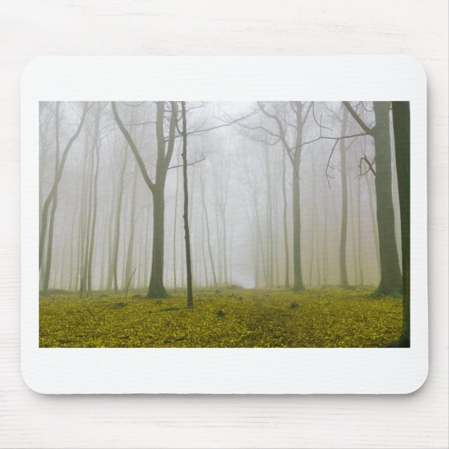 Mousepad Floresta fantasia com neblina e folhagem amarela (Frente)