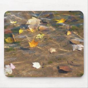 Mousepad Folhas de queda na fotografia natural de água doce