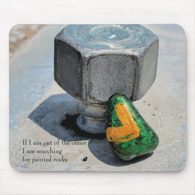 Mousepad Fora do Escritório Procurando Rochas Pintadas (Frente)