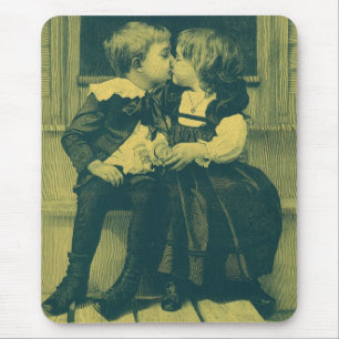 Mousepad Foto Antiga de Amor e Romance, Crianças Beijando