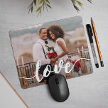 Mousepad Foto de Sobreposição de Script de Amor<br><div class="desc">Crie um doce manejo do seu noivado,  casamento ou momento especial com este fofofoquinho fofo. Adicione a sua foto favorita orientada para horizontal/paisagem com "amor" sobreposto em caracteres caligráficos modernos de estilo branco e manuscrito.</div>