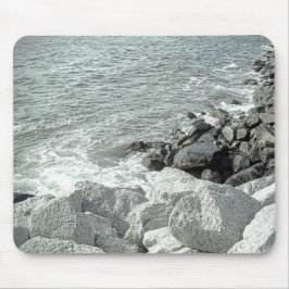 Mousepad Foto em preto e branco de uma costa de oceano Rock