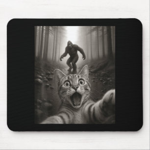 Mousepad Foto engraçada de gato surpreso com Pé Grande Sasq