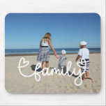 Mousepad Foto personalizada e texto da família com coração<br><div class="desc">Faça um mousepad personalizado de manutenção de fotos de Ricaso - adicione suas próprias fotos a esse design de tipografia FAMÍLIA excelente com mouse pad de detalhes cardíacos - os presentes de manutenção de fotos são maravilhosos para você mesmo ou para dar a família e amigos</div>