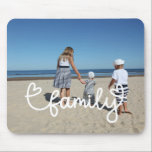 Mousepad Foto personalizada e texto da família com coração<br><div class="desc">Faça um mousepad personalizado de manutenção de fotos de Ricaso - adicione suas próprias fotos a esse design de tipografia FAMÍLIA excelente com mouse pad de detalhes cardíacos - os presentes de manutenção de fotos são maravilhosos para você mesmo ou para dar a família e amigos</div>