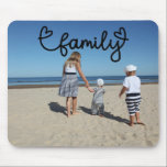 Mousepad Foto personalizada e texto da família com coração<br><div class="desc">Faça um mousepad personalizado de manutenção de fotos de Ricaso - adicione suas próprias fotos a esse design de tipografia FAMÍLIA excelente com mouse pad de detalhes cardíacos - os presentes de manutenção de fotos são maravilhosos para você mesmo ou para dar a família e amigos</div>