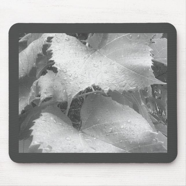 Mousepad Foto preta e branca de folhas de uva úmida e de ro (Frente)