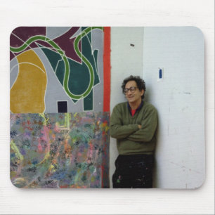 Mousepad Frank Stella ao lado de um de seu trabalha