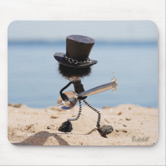 Mousepad Fubby rock gitarist met hoed op het strand.