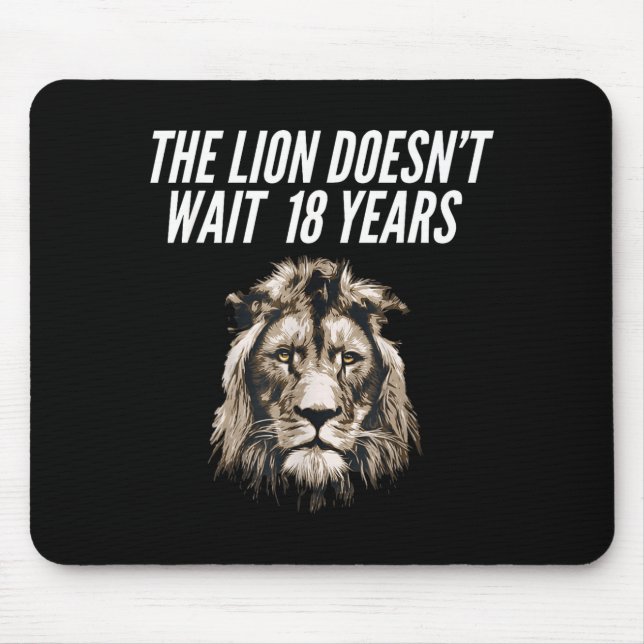 Mousepad Funny Lion Meme The Lion Doesn't Wait 18 Years Gen (Frente)