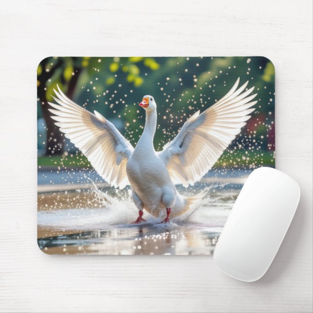 Mousepad Ganso Branco em uma Área de Brinquedos Aquáticos (Com mouse)