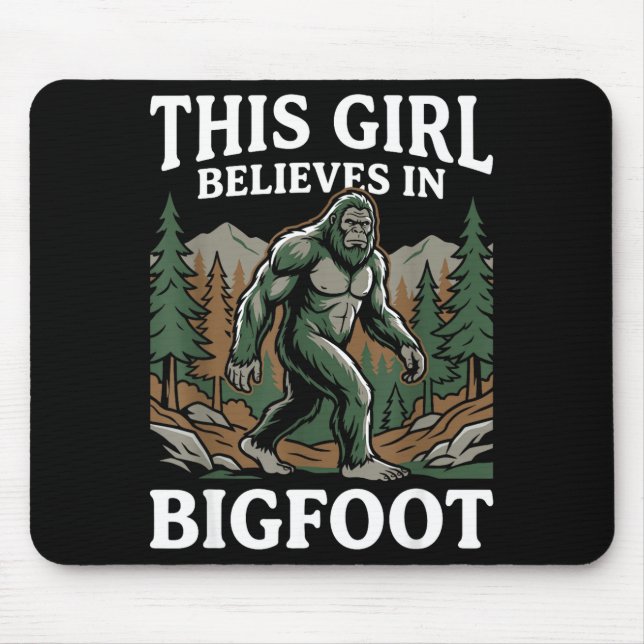 Mousepad garota crente em pé grande floresta sasquatch crip (Frente)