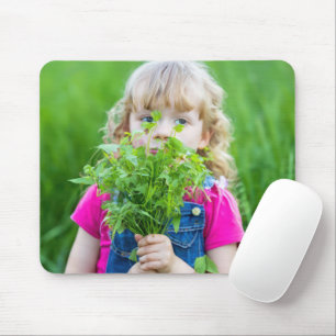 Mousepad Garota jovem com ervas daninhas