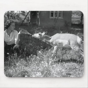 Mousepad Garrafa da mulher - alimentando um antílope