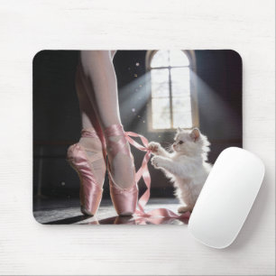 Mousepad Gatinho Branco Desamarrando um Sapato de Bailarina