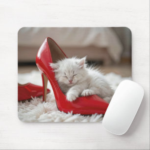 Mousepad Gatinho Branco Dormindo em um Sapato Vermelho