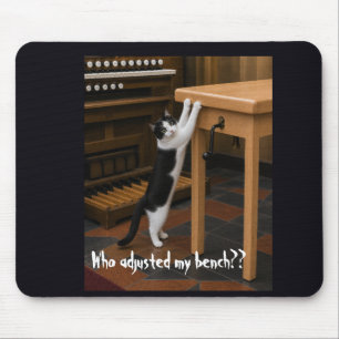 Mousepad Gato arranhando um banco de órgão