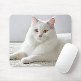 Mousepad Gato Branco Colocando No Carpete Branco
