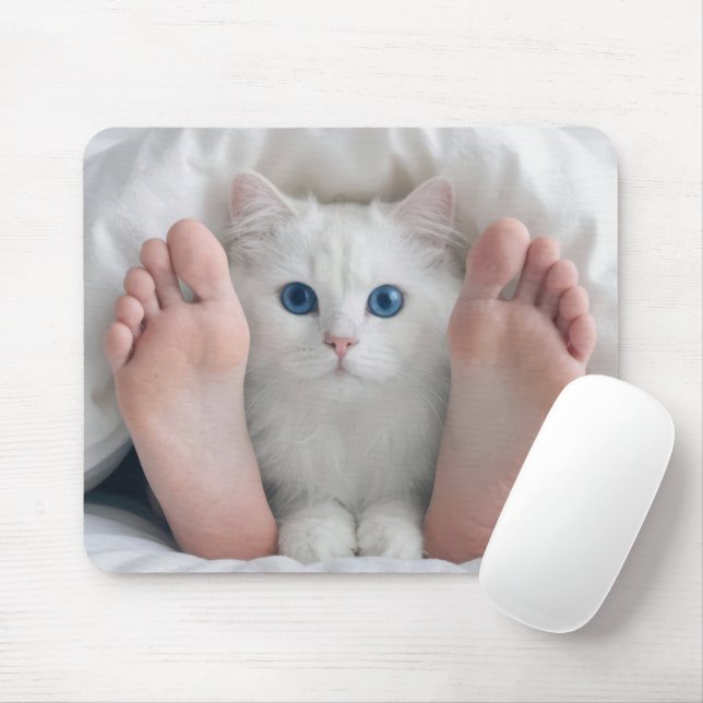 Mousepad Gato Branco e Pés Humanos Sob um Edredão (Com mouse)