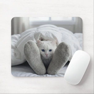 Mousepad Gato Branco Sob um Edredão Branco