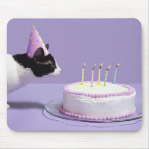 Mousepad Gato vestindo chapéu de aniversário soprando velas