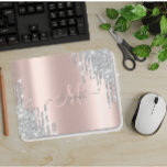 Mousepad Glitter de Prata Moderna Drives Rosa Monograma Dou<br><div class="desc">O brilho moderno de prata pinga sobre um fundo de rosa. Uma design elegante e sofisticada. A ideia romântica perfeita de presente para ela em qualquer ocasião.</div>