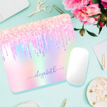 Mousepad Glitter Nome do monograma do arco íris unicórnio i<br><div class="desc">Um fundo iridescente de tendência com cores pastel unicórnio e arco-íris em cor rosa, roxo, rosa, verde da casa da moeda. Decorado com pingos de brilho falso em ouro rosa, rosa e roxo. Personalize e adicione um nome, escrito com um script estilo moderno, escrito à mão, com alternâncias. Letras cor...</div>