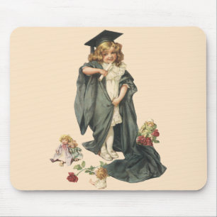 Mousepad Graduação Antiga, Menina Vestindo um Capa e Touca 