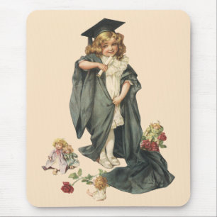 Mousepad Graduação Vintage, Menina Vestindo um Boné e Robe