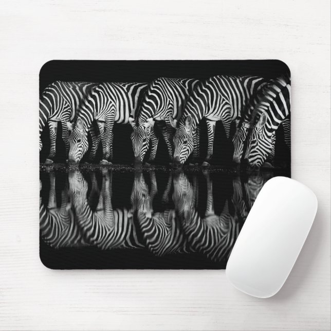 Mousepad Grupo de Zebras da Planície Bebem Juntas à Noite (Com mouse)
