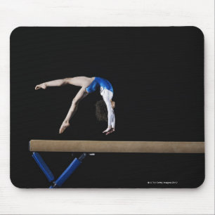 Mousepad Gymnast (9-10) que lança no feixe de equilíbrio,