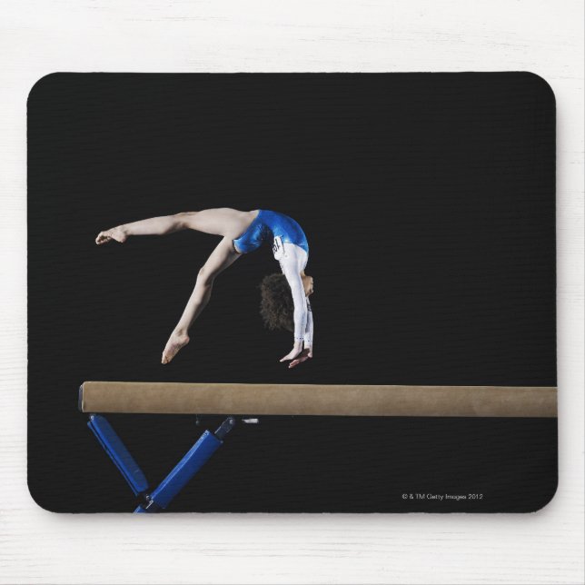 Mousepad Gymnast (9-10) voando no feixe de balanço, lado (Frente)