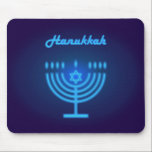 Mousepad Hanukkah Menorah lança decoração do Festival<br><div class="desc">Hanukkah Menorah Neon acende Marinho fundo azul. Hanukkiah Candlestick com Velas,  Estrela de David,  estrela israelense. Design moderno,  Decoração Doméstica. Decoração de Férias de Inverno do Festival Judeu</div>