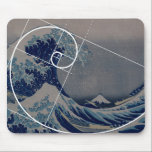 Mousepad Hokusai encontra Fibonacci, relação dourada<br><div class="desc">" A grande onda" por Hokusai, o exemplo perfeito da espiral de Fibonacci, relação dourada que são de "um código Fibonacci" para a arte, ciência e matemática. Artistas e cientistas fascinantes por séculos.</div>