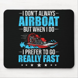 Mousepad Homem piloto de barco pilotando aerobarco andando