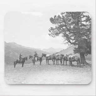 Mousepad Homens com os packhorses que olham sobre um monte