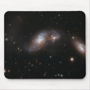 Mousepad Hubble Interagindo Galáxia IC 4687