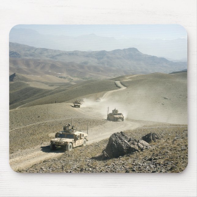Mousepad Humvees atravessam estradas de montanha robustas (Frente)