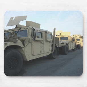Mousepad Humvees senta-se no cais na cidade de Morehead