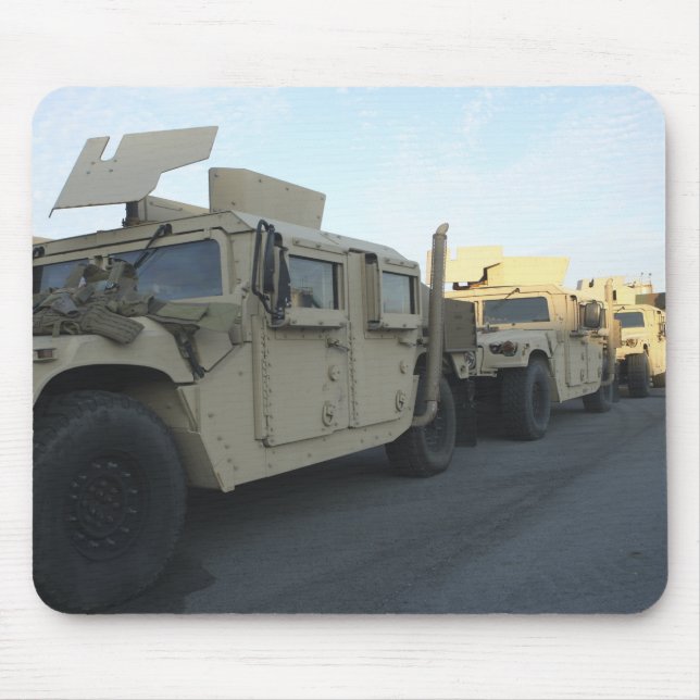 Mousepad Humvees sentam-se no píer da cidade de Morehead (Frente)
