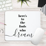 Mousepad Idiotas Que Sonham, Citando A Tipografia Branca Ch<br><div class="desc">"Aqui estão os tolos que sonham." Seja um daqueles que sempre deixa o seu otimismo controlar a sua visão e as suas aspirações. Este esplêndido, moderno, gráfico, minimalista mousepad combina tipografia ousada, san-serif com escrita manual, tudo a preto e branco. Uma citação inspiradora excelente para inspirá-lo o dia todo. Maravilhoso...</div>