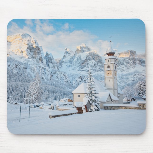 Mousepad Igreja coberta de neve com fundo de montanha (Frente)