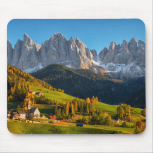 Mousepad Igreja e aldeia com paisagem montanhosa