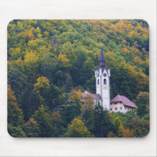 Mousepad Igreja em uma floresta da queda em Slovenia