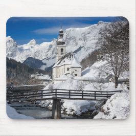 Mousepad Igreja na neve com montanhas alpinas