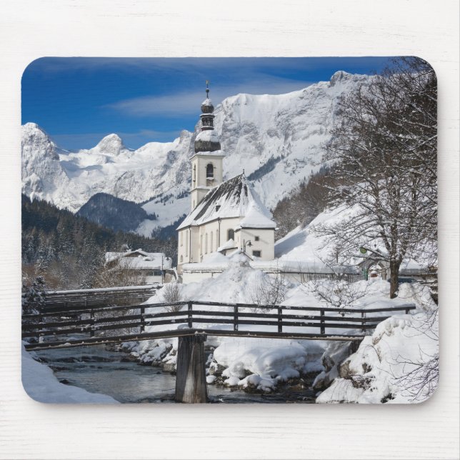 Mousepad Igreja na neve com montanhas alpinas (Frente)