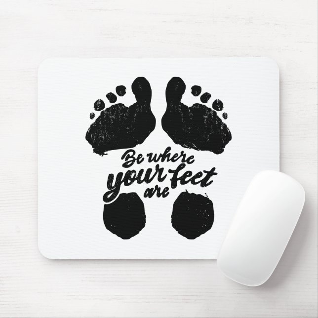 Mousepad Impressão de "Estar onde estão seus pés" preto e b (Com mouse)