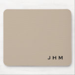Mousepad Iniciais de bege profissional e monograma preto<br><div class="desc">O mousepad personalizado apresenta um design monograma simples e minimalista em uma paleta de cor preta e bege moderno. Iniciais monográficas personalizadas apresentadas em caracteres simples modernos no canto inferior direito. Um mouse personalizado moderno na moda para seu escritório doméstico, área de trabalho ou um presente elegante de escritório. Este...</div>